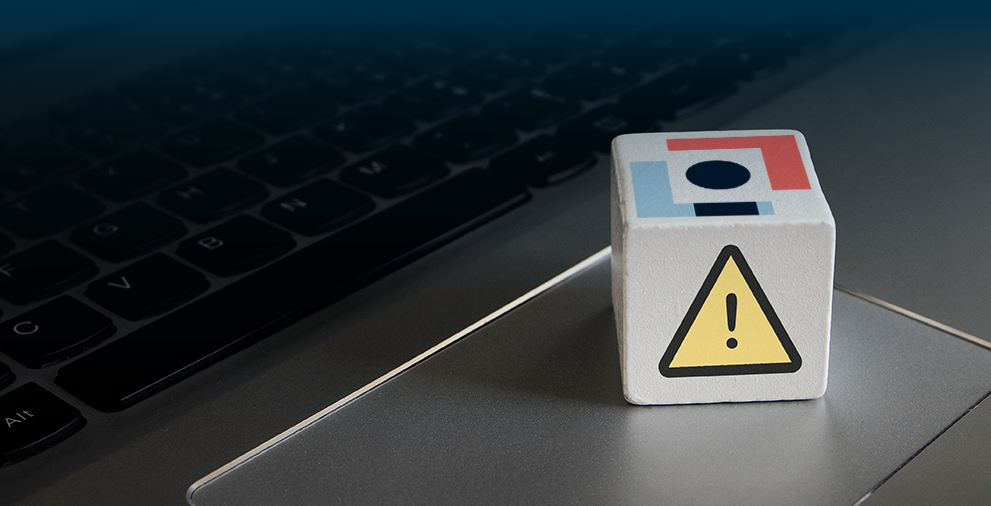 Infigo favicon and warning on a block on a laptop